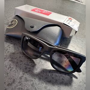Like New in Box Ray-Ban Justin Polarized Sunglasses RB4165